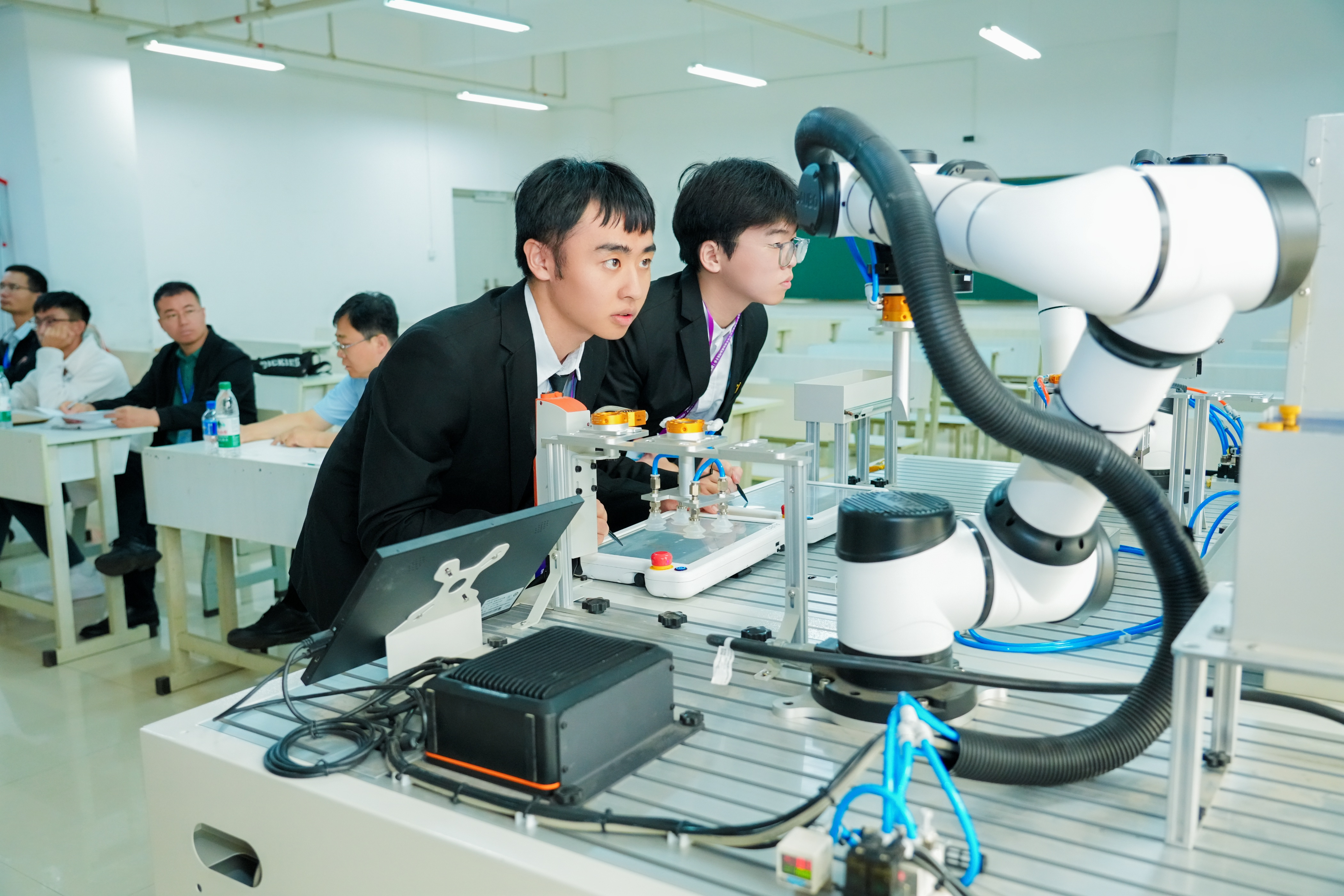 学生参加智能建筑机器人大赛